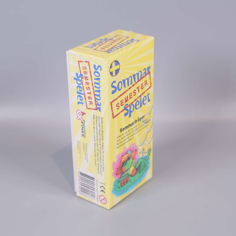 Sommar Semesterspelets ask sedd från vinkel där sidan och framsidan syns