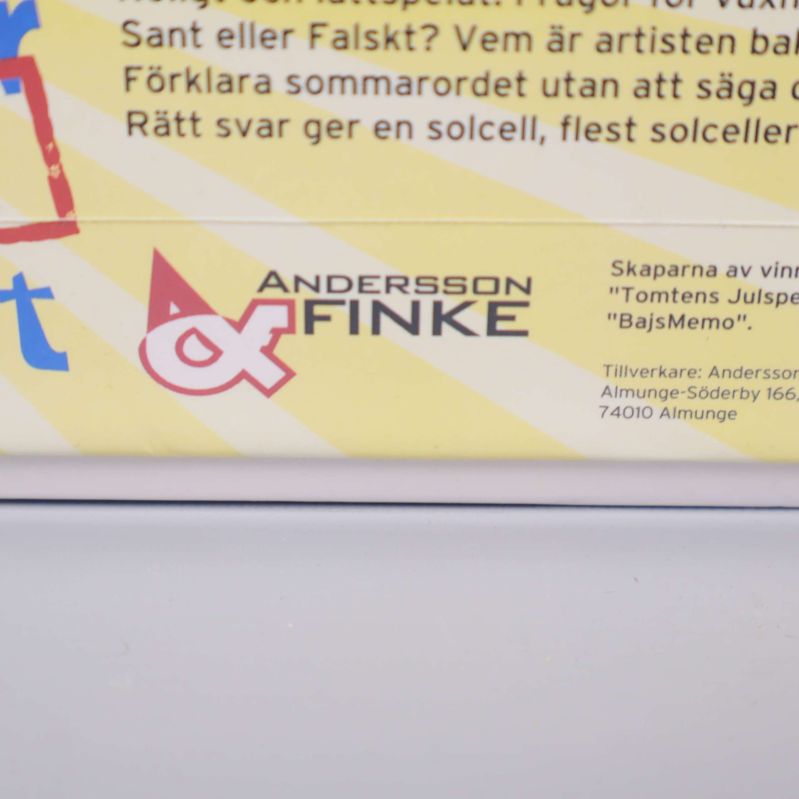 Närbild på Andersson & Finkes logotyp på Sommar Semesterspelets ask