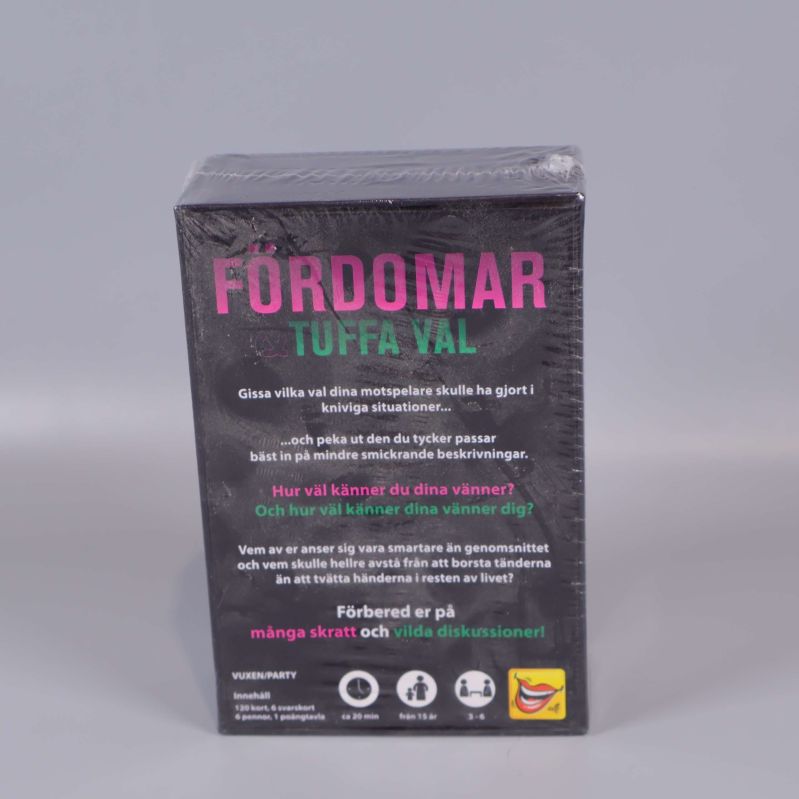 Baksida av Fördomar och Tuffa Val med information och illustrationer