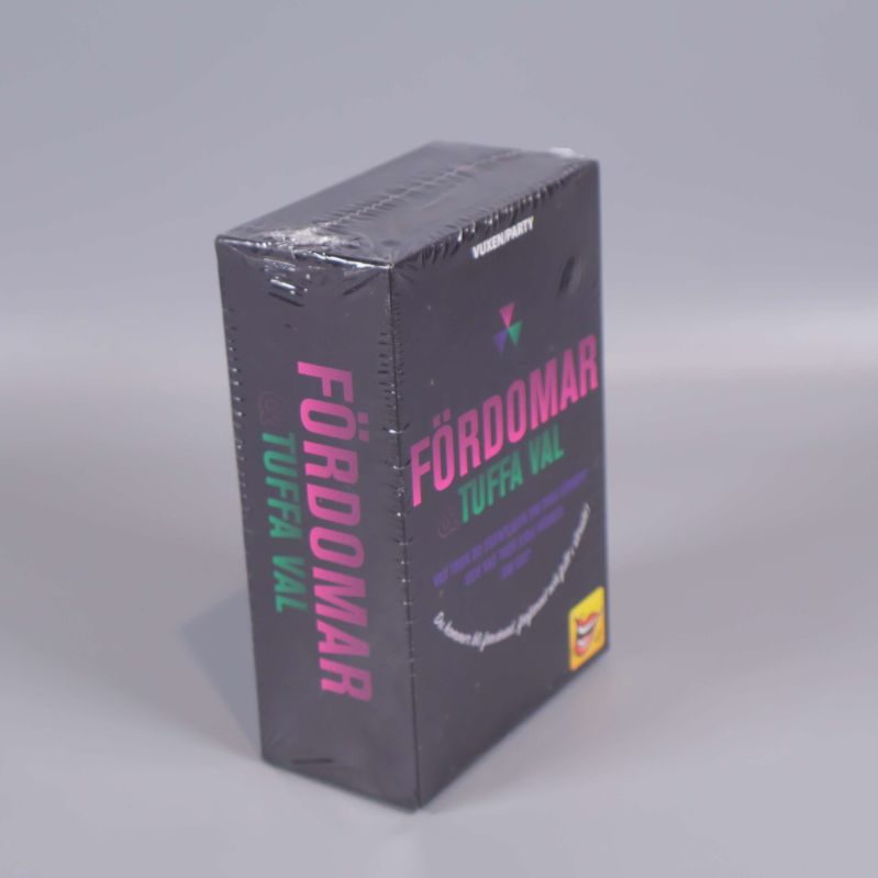 Fördomar och Tuffa Val sedd snett framifrån med tydlig logga