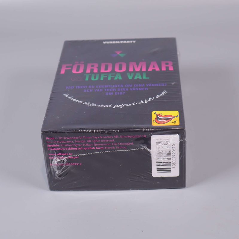 Fördomar och Tuffa Val liggande, fokus på hörnet och etikett