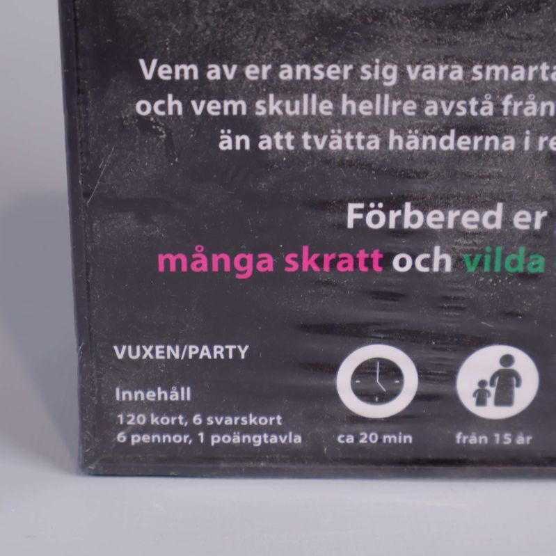 Närbild på baksidan med symboler för speltid och åldersrekommendation