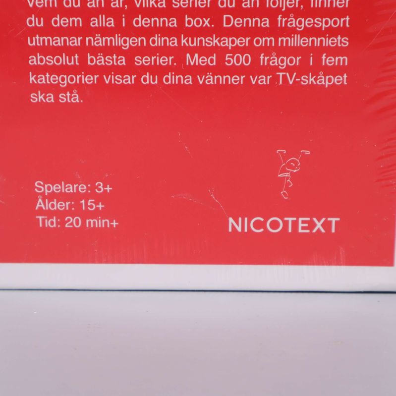 Närbild på Nicotext-loggan och text om spelare och ålder