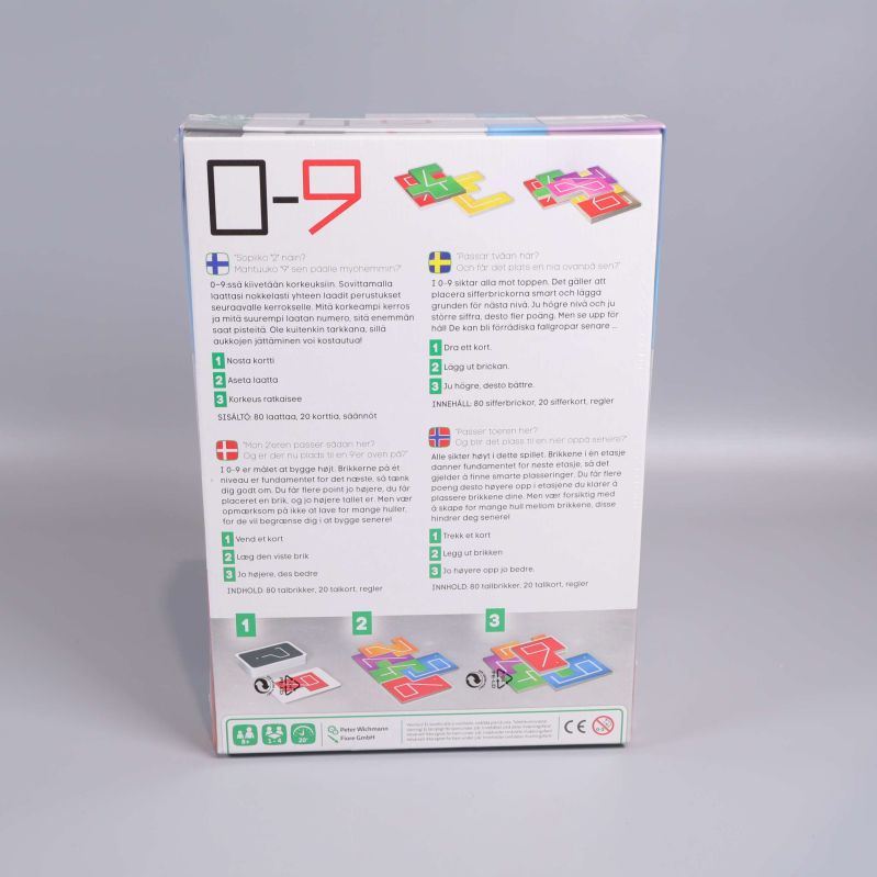 Baksida med spelbeskrivning och illustrationer av spelbrickor