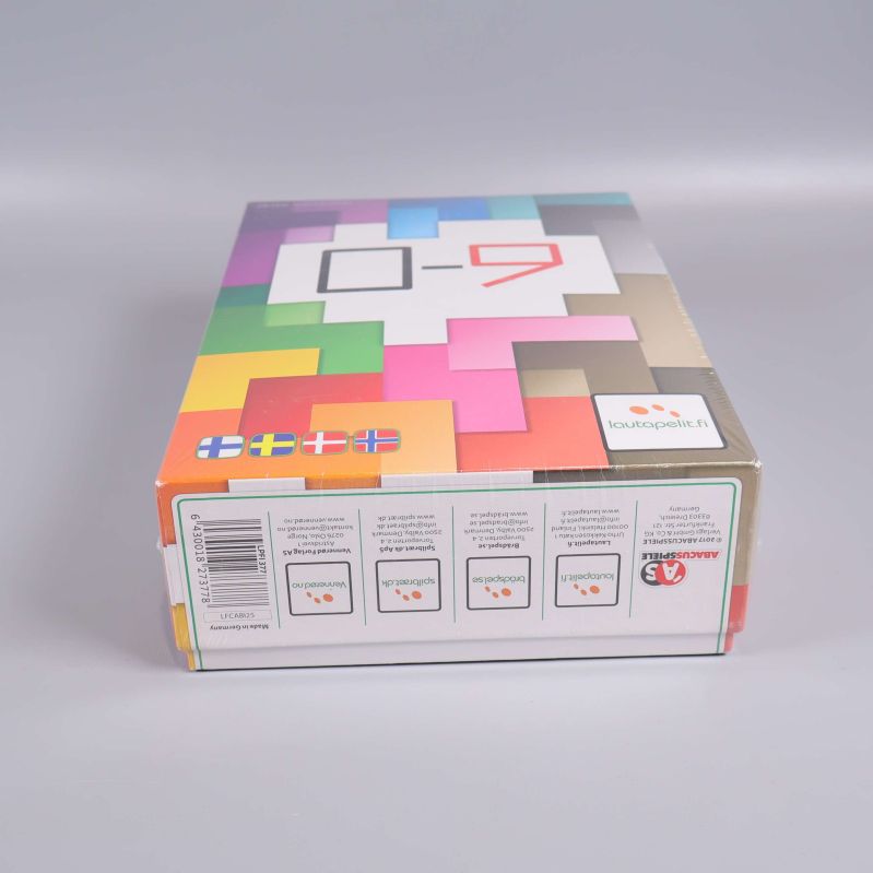 Undersida av spelasken med flaggor och info