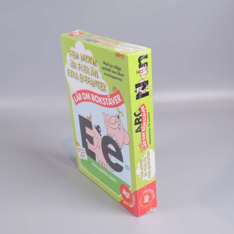 Bokstavsspelet fotograferat från andra sidan