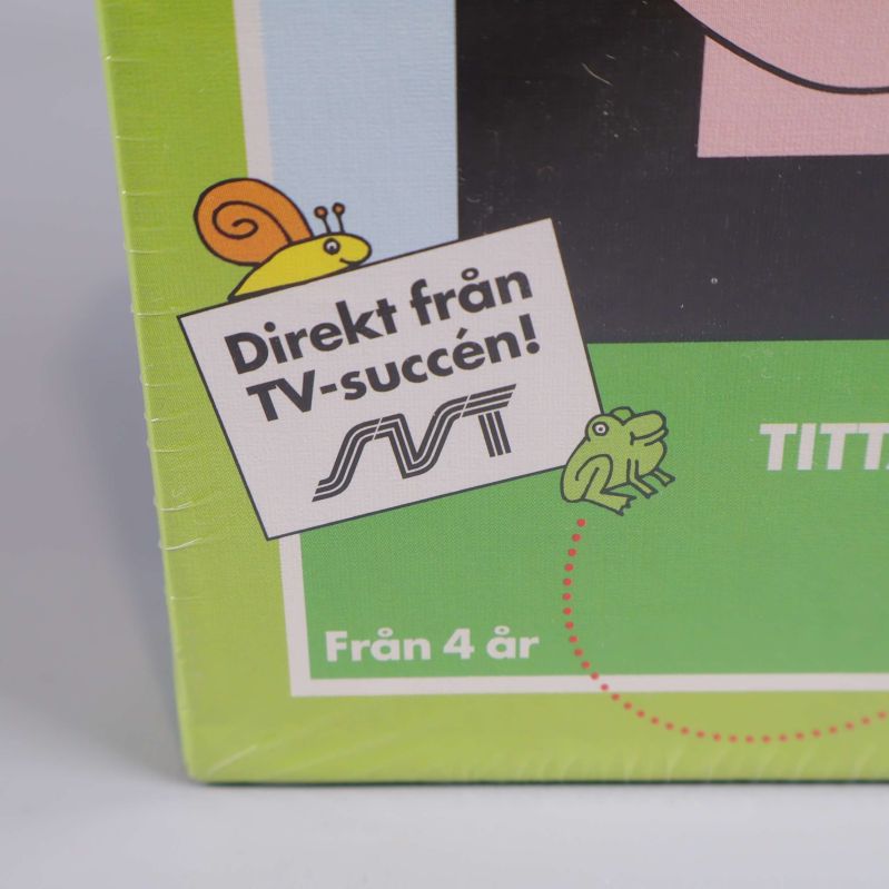 Närbild på hörnet av boxen, text från 4 år