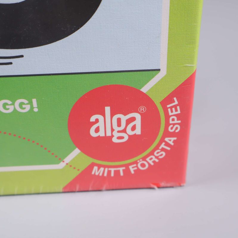 Närbild på logotypen alga på spelboxen