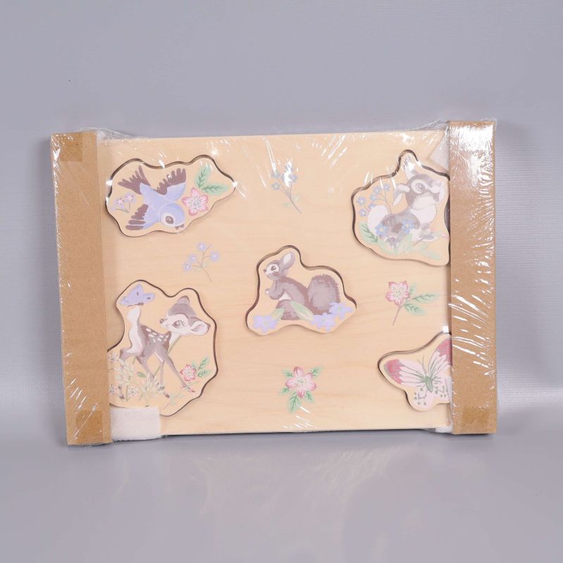 Babypussel med djurmotiv i trä och förpackning