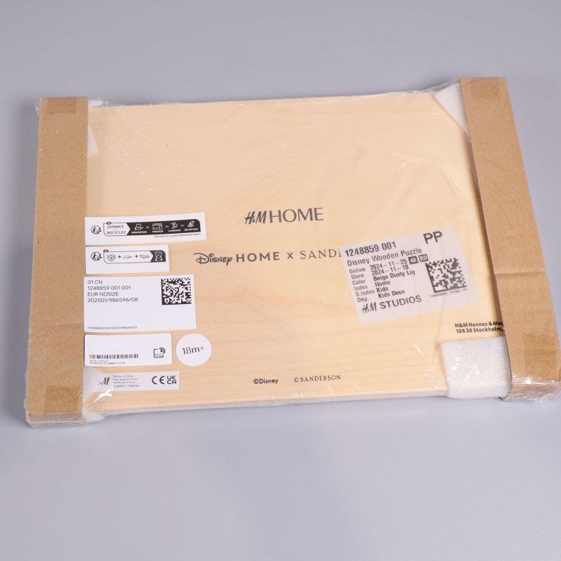 Baksidan av babypussel med märkningar och logotyper