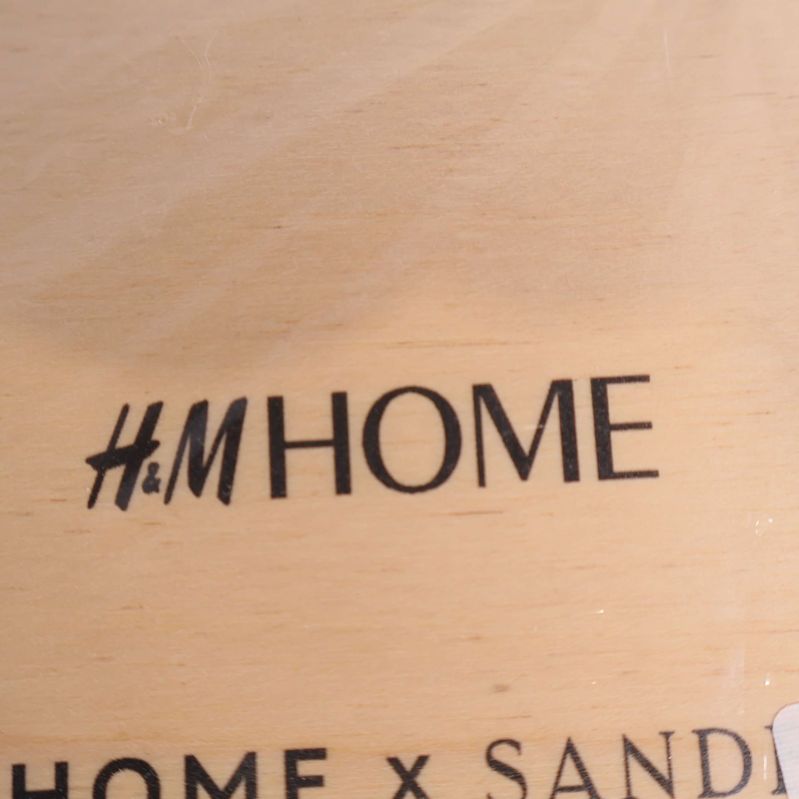 H&M HOME logotyp tryckt på träpusslets baksida
