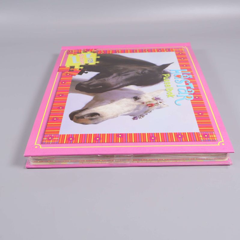 Platt format på pusselboken med synliga färgade kanter