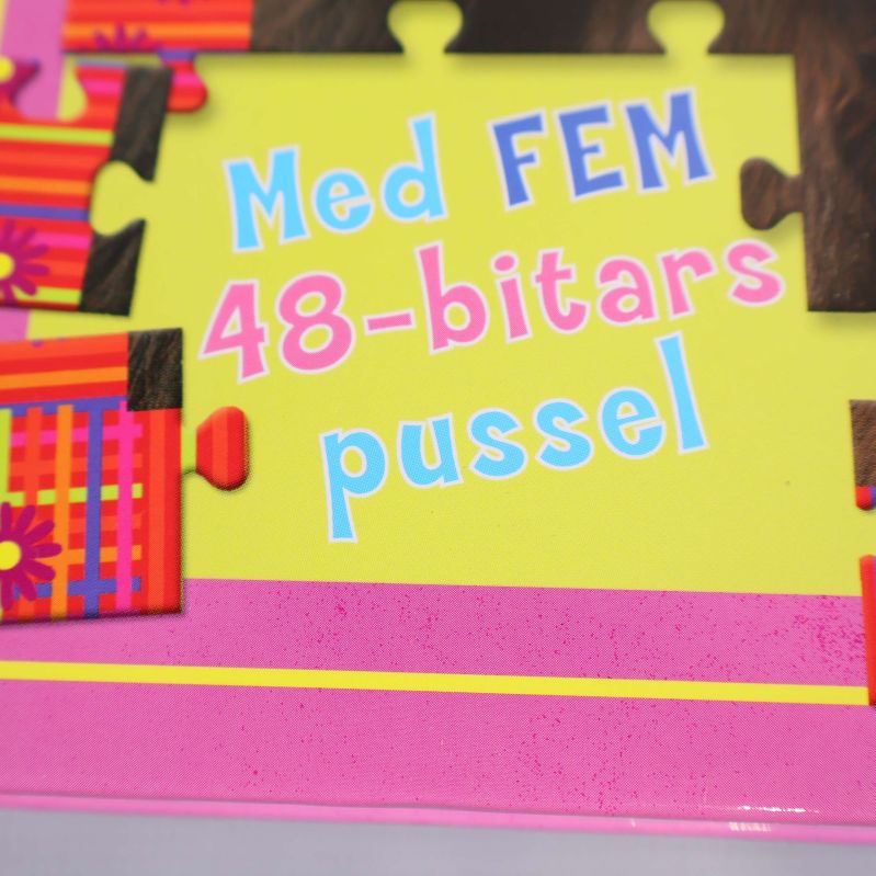 Närbild på gul skylt med text fem 48-bitars pussel