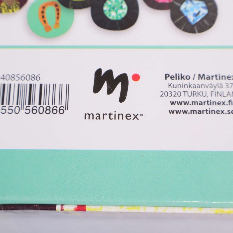 Närbild av Martinex logotyp på spelets baksida