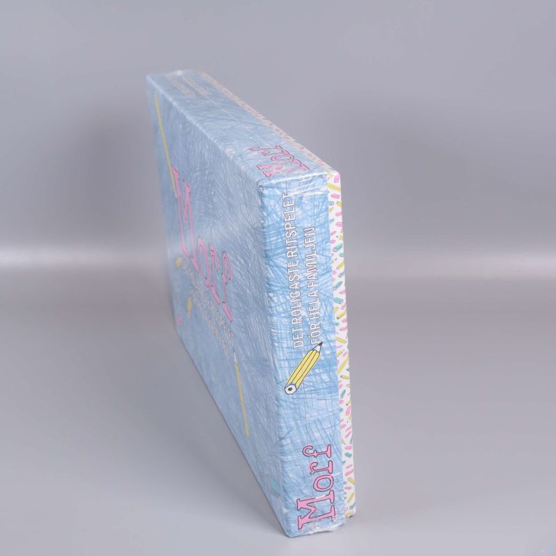 Färgglad spellåda sedd snett ovanifrån