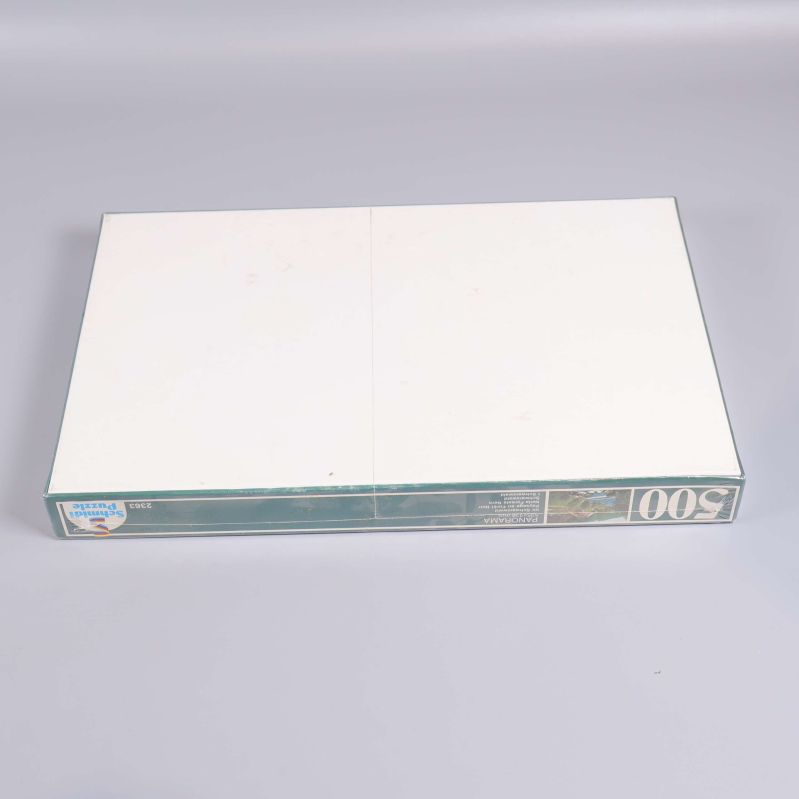 Vit baksida av pusselboxen syns i bild