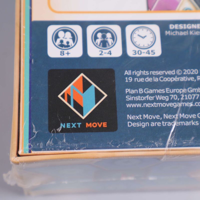 Logotyp och varumärke Next Move Games på Azul-boxens hörn