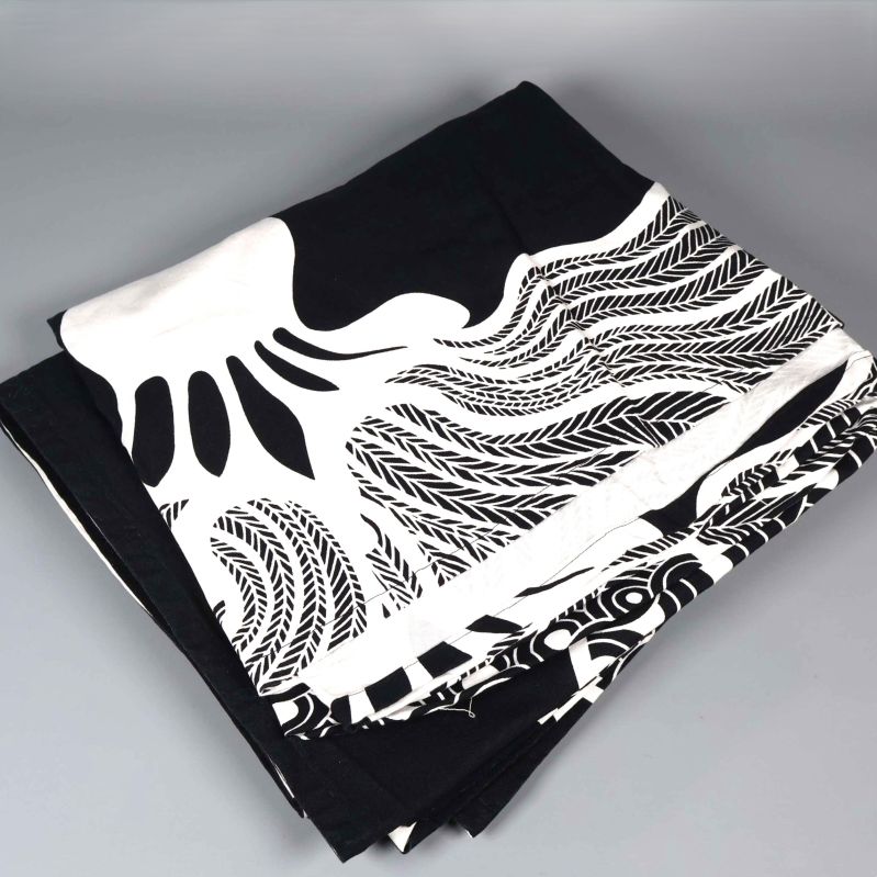 Svartvitt tyg med stort grafiskt mönster i organiska former