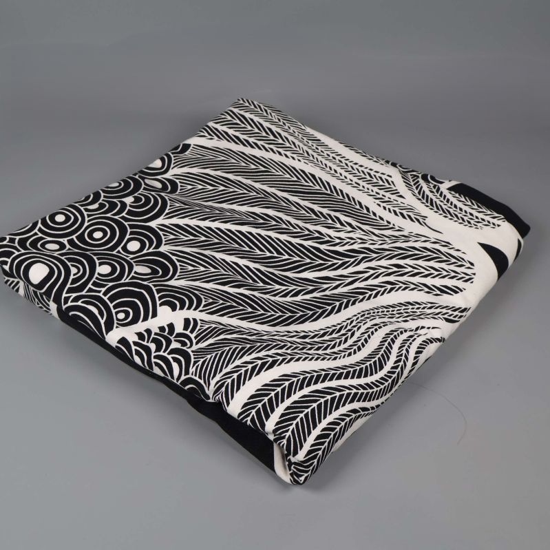 Vikta tygkanter visar mönstrets böljande linjer och former