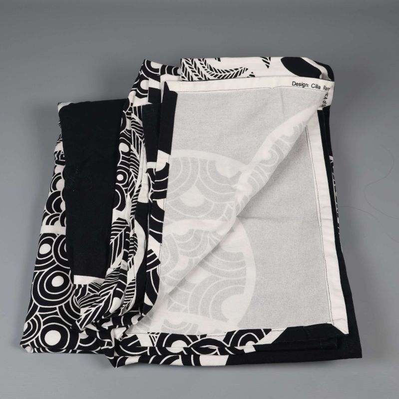 Tyg med invikt hörn som exponerar avigsidan och tryckt info