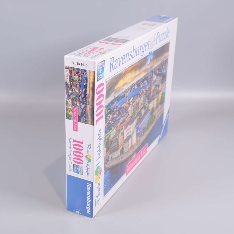 Sidovy av pussellåda med motiv och logotyp