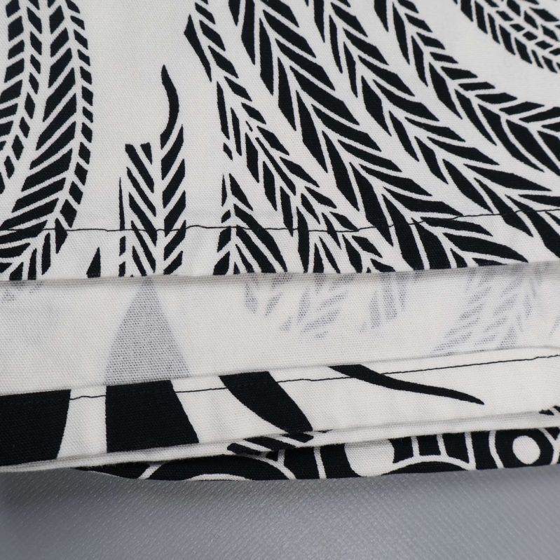 Närbild av söm och tygkant med skarpa svarta linjer