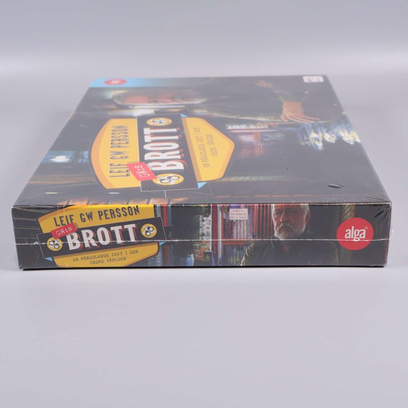 Spelkartong sedd från sidan med titel och Alga-logga