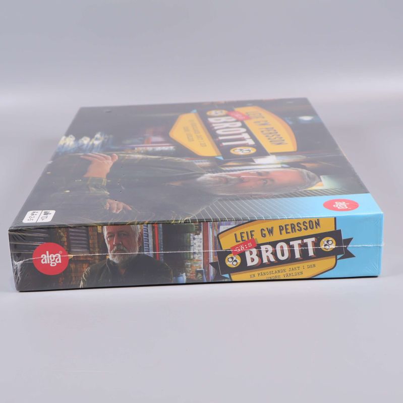 Spelkartong sedd från sidan med porträtt och titel