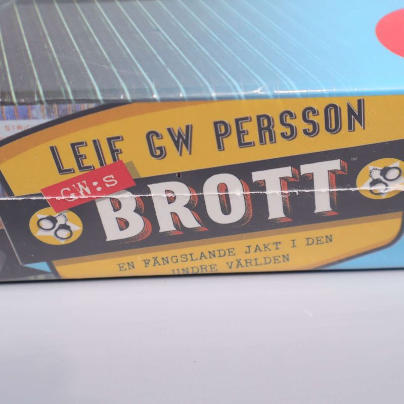 Närbild på hörnet av kartongen med Leif GW Perssons Brott-logotyp