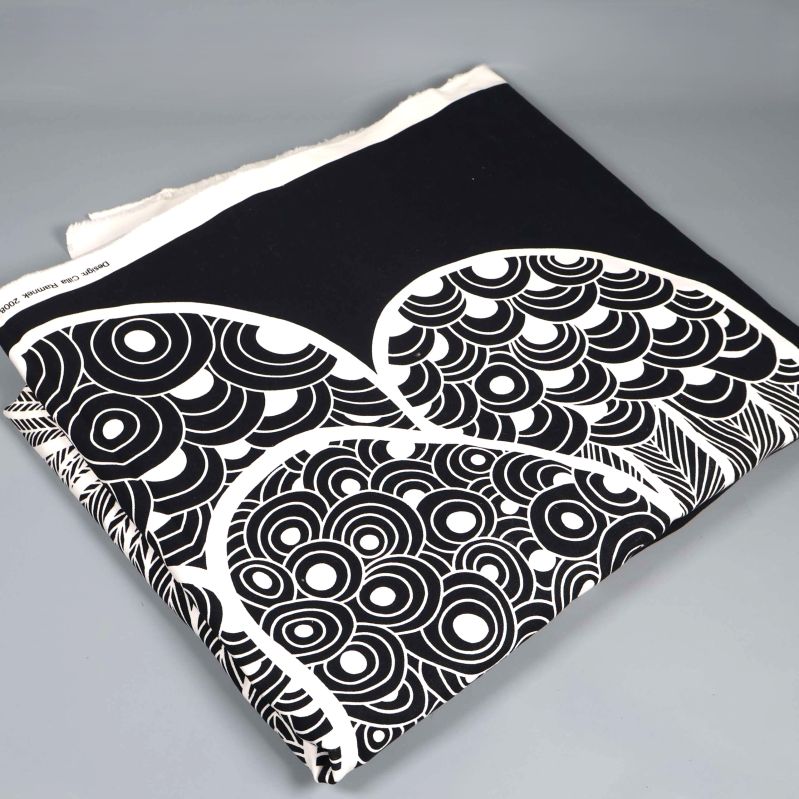 Vikt svartvitt tyg med grafiskt mönster i cirklar och vågor