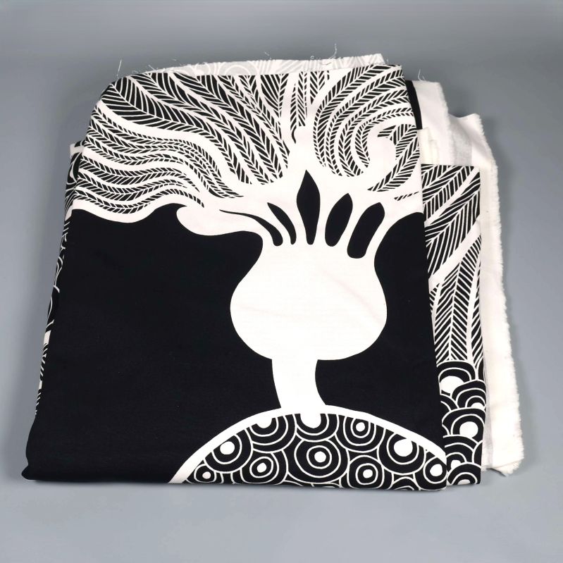 Delvis vikt tyg med svartvitt motiv och organisk design