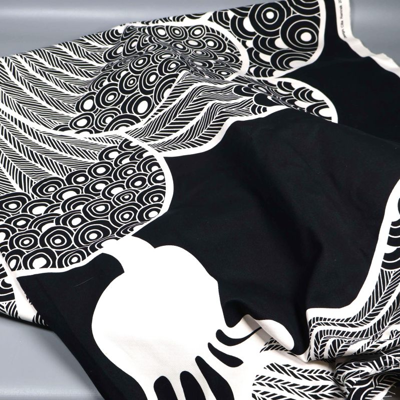 Detalj av svartvitt tyg med cirkulära och organiska mönster