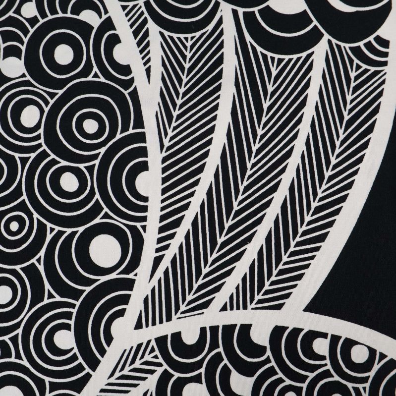 Närbild svartvitt tyg med koncentriska cirklar och prickar