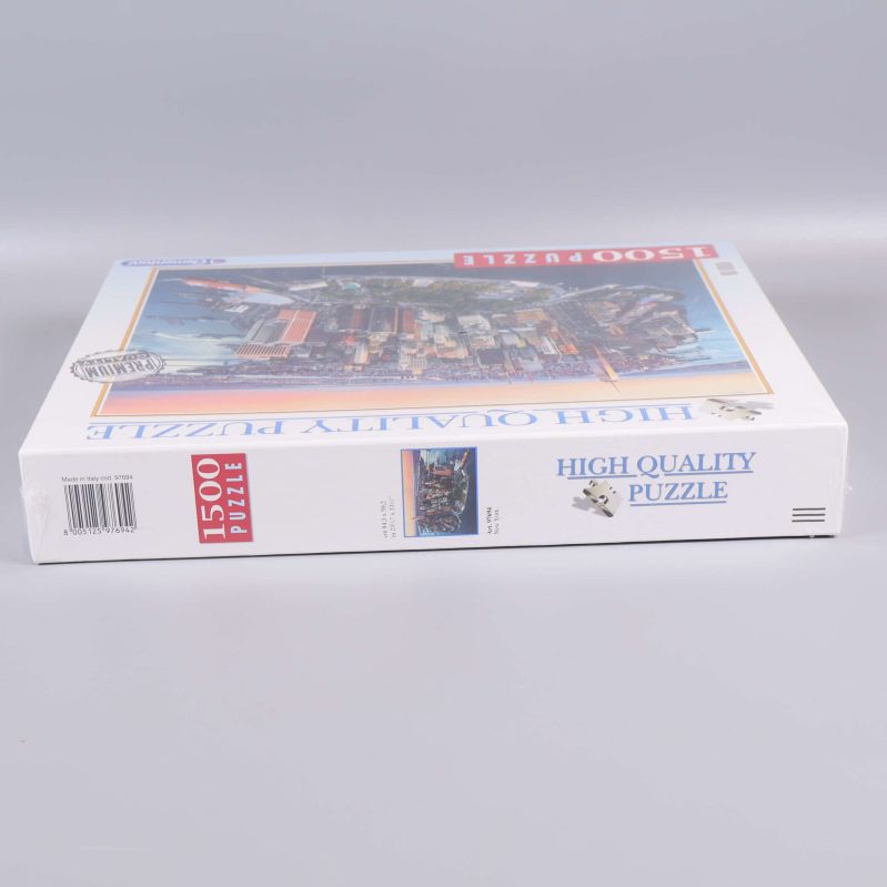 Sidan av pussellådan med motiv och logo