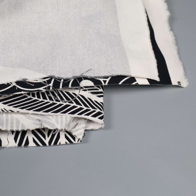 Närbild på tygkant med svarta och vita linjemönster