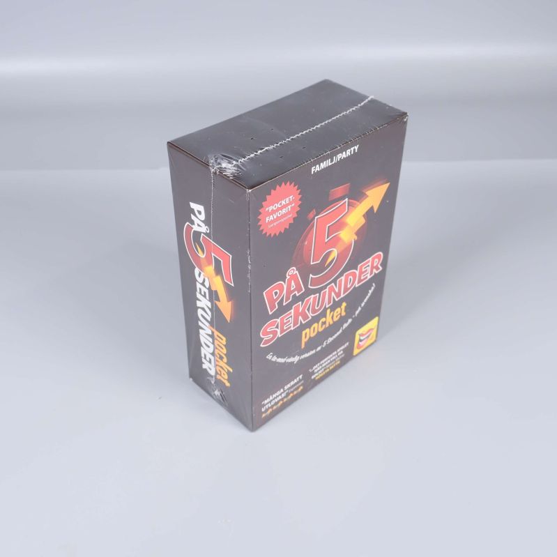 På 5 sekunder pocketspel i trekvartsvy mot ljus bakgrund