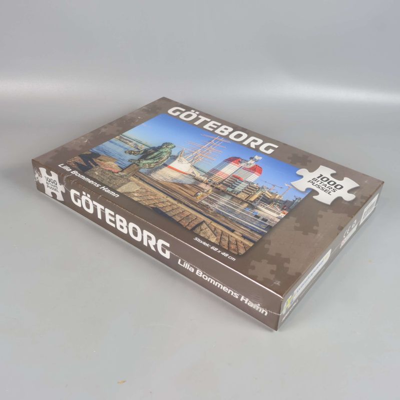 Pussellåda med Göteborgsmotiv i vinkel mot grå bakgrund