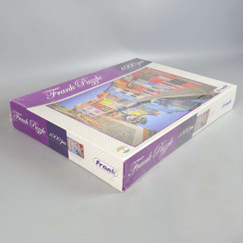 pussel kartong i vinkel visar sidomotiv och logotyp