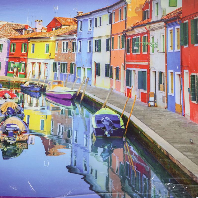 Närbild på pusslets färgglada stadsmotiv med spegling i vattnet