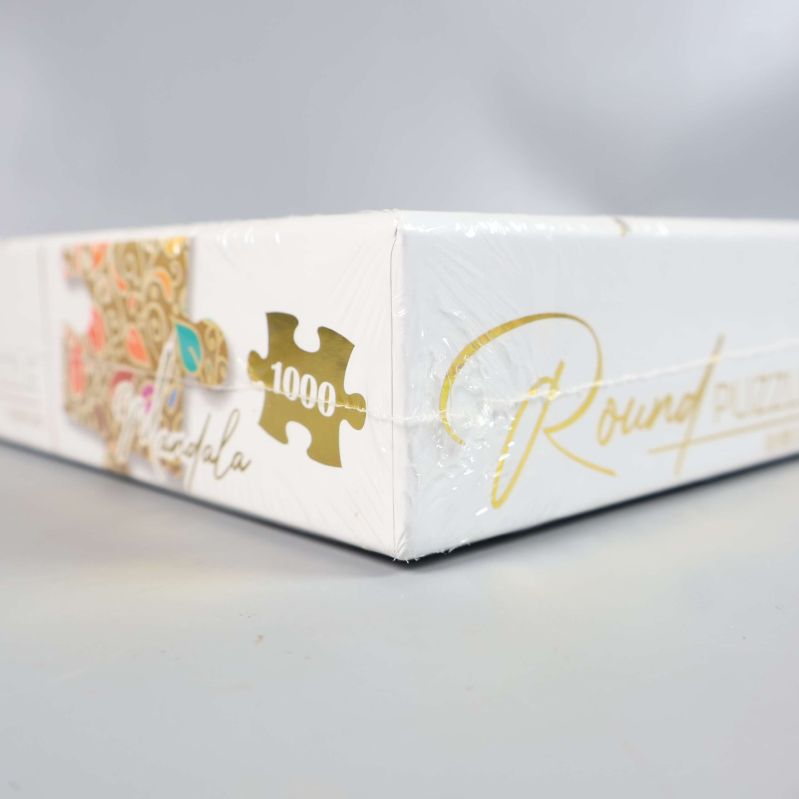 Närbild på försluten kant av pussellåda med 1000 bitar