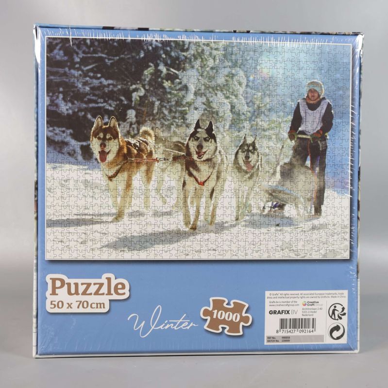 Baksidan av pusselask med sammanlagt vintermotiv och produktinformation