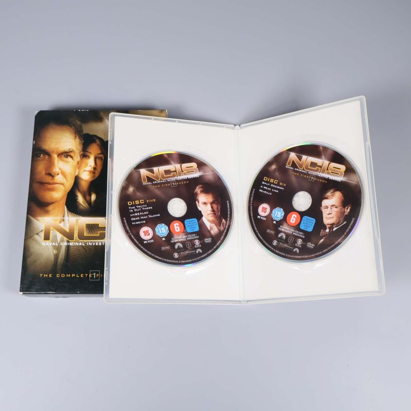 Öppnad dvd-box med två NCIS-skivor synliga