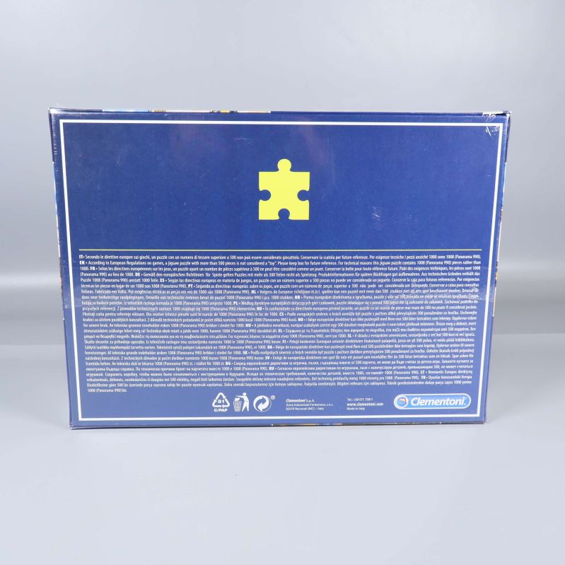Baksida av Clementoni pussel med text och pusselbitssymbol