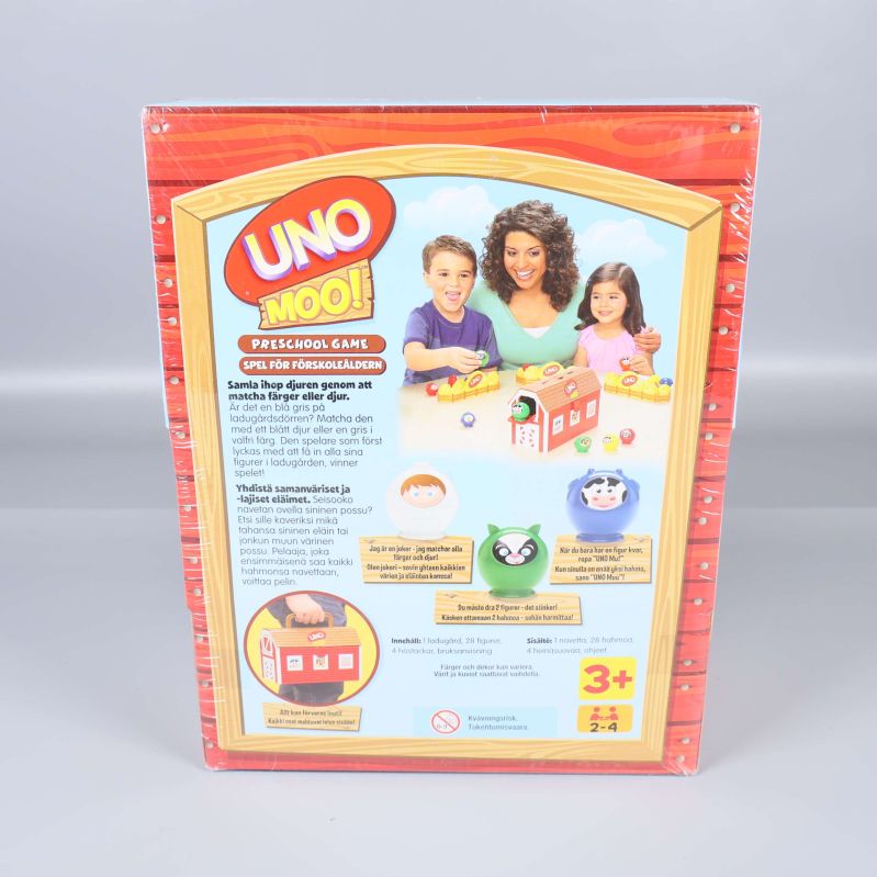 Baksidan av UNO Moo-spel med instruktioner och spelande familj