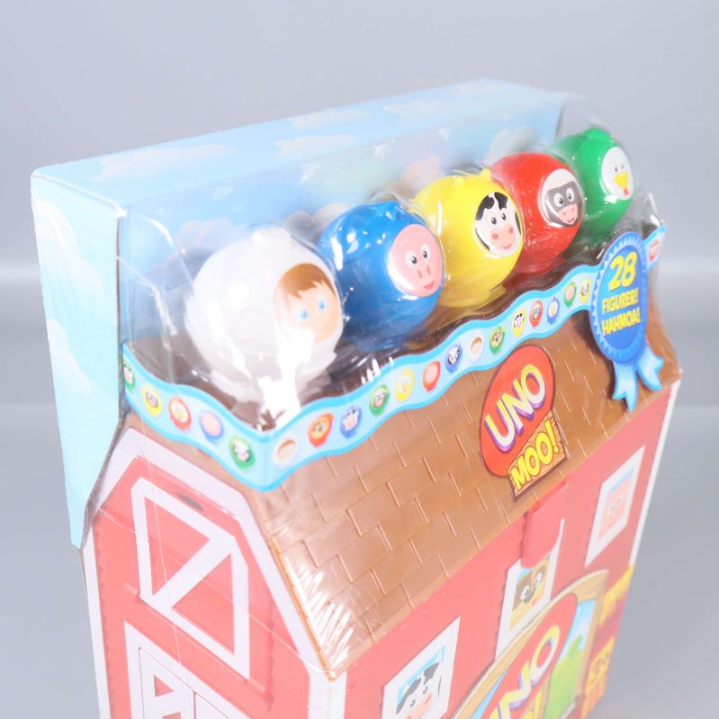 Närbild på färgglada djurfigurer till UNO Moo ovanpå förpackningen