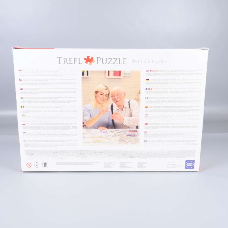 Baksidan av pusselasken visar information och bild på två personer som lägger pussel