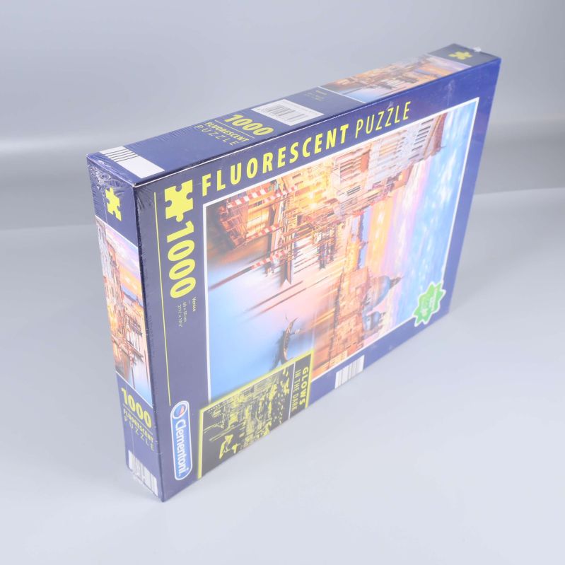 Förpackning av Clementoni pussel fotad snett ovanifrån