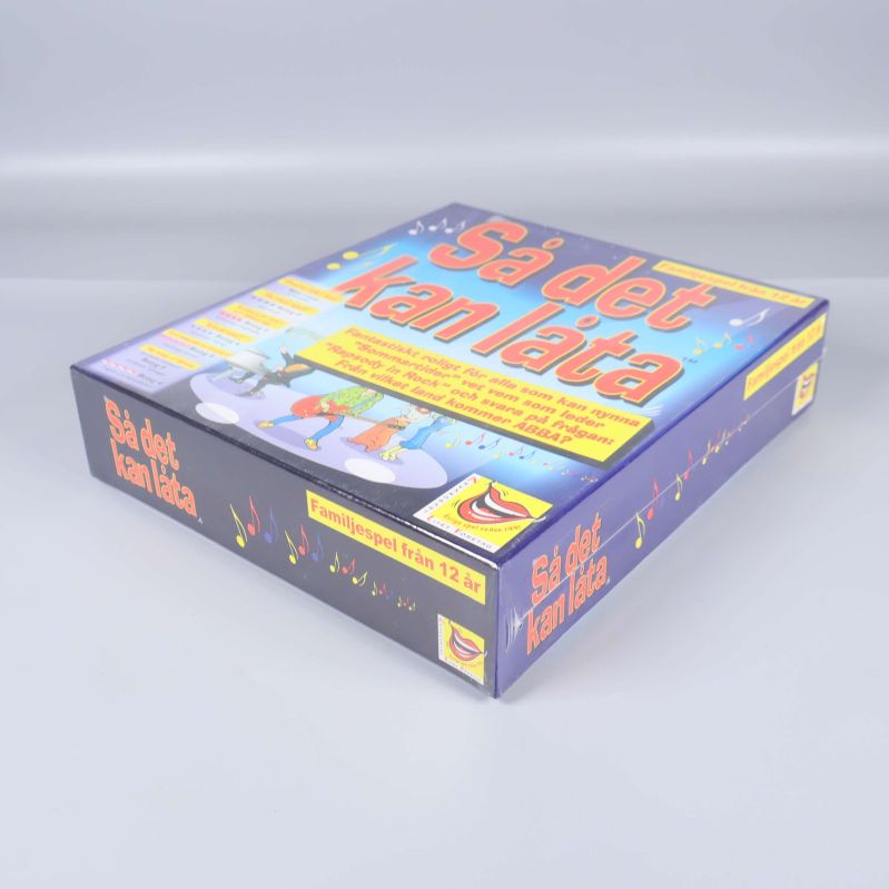 Så det kan låta spelkartong i sned vy på grå bakgrund