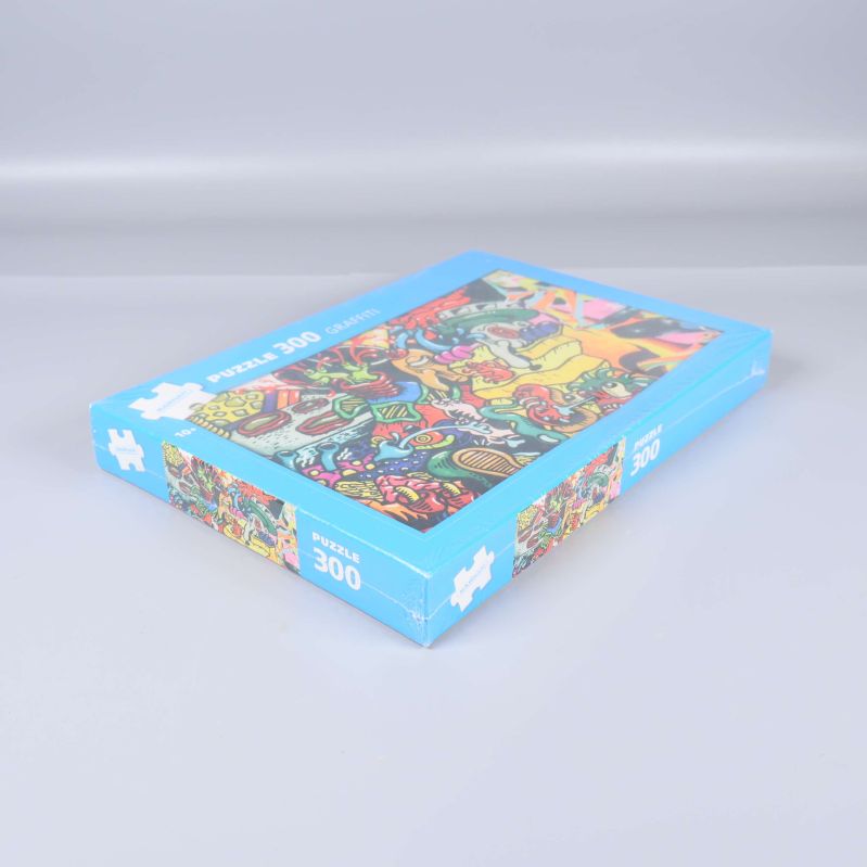 Pusselask med graffiti motiv i blå ram fotad från sidan