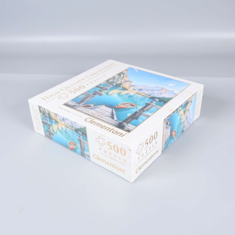 Pussellåda sedd från sned vinkel med motiv och antal bitar synligt